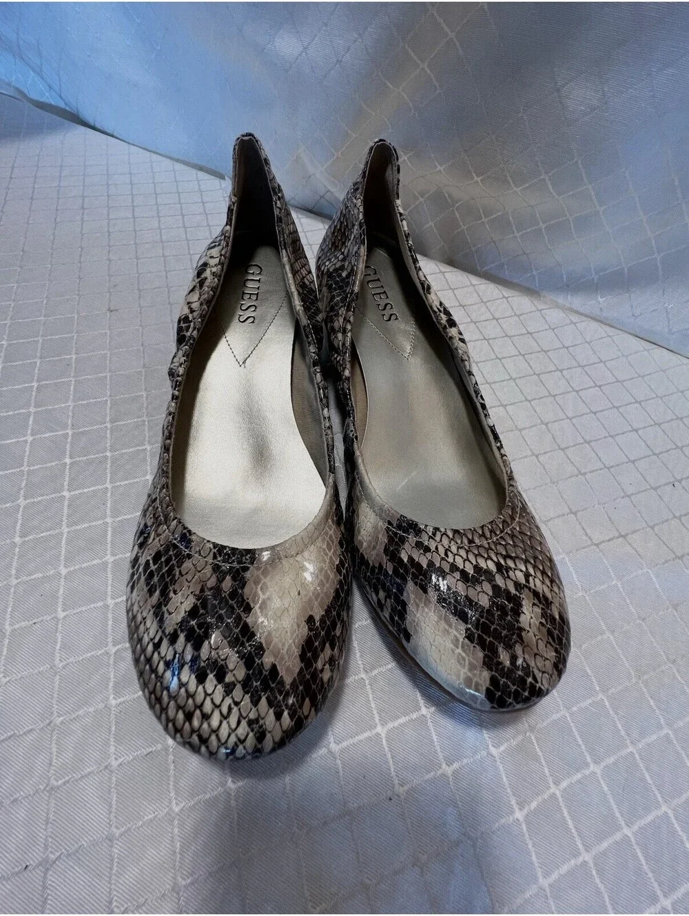 Guess: light natural synthetic print wedge pump size 8m